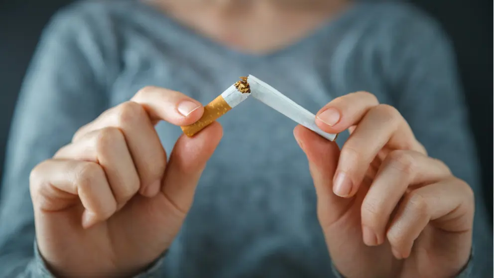 Gros plan d’une femme qui écrase une cigarette