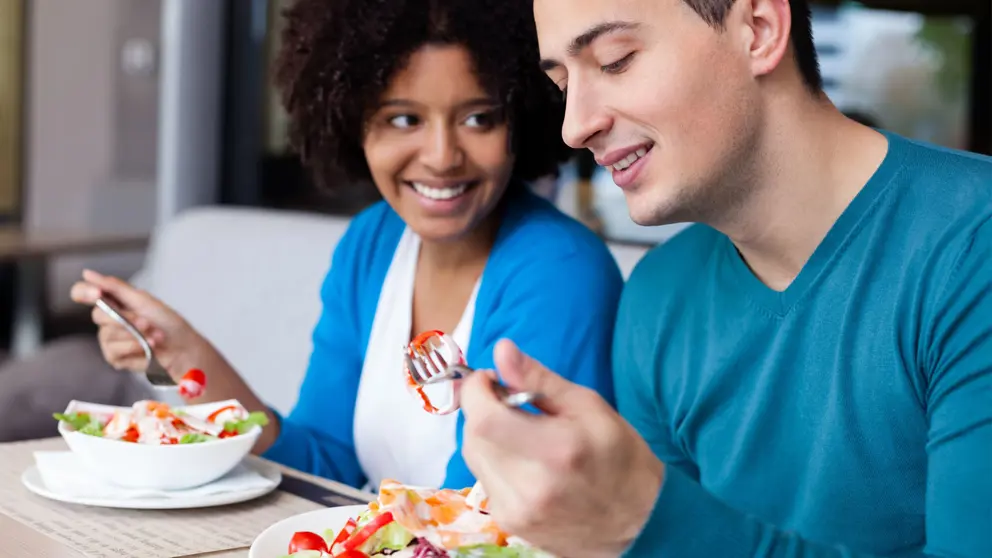 couple ayant le déjeuner au restaurant