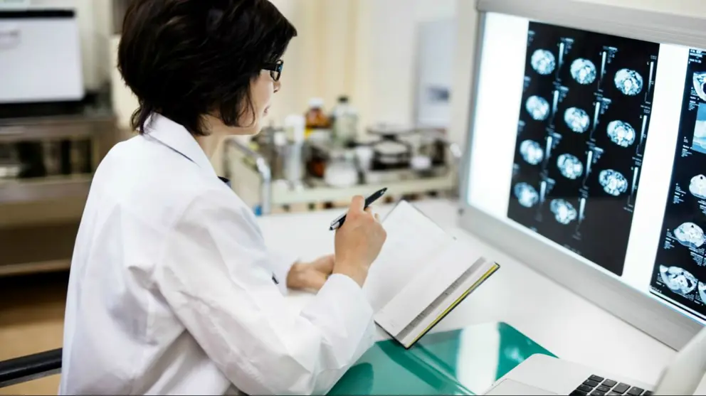  Docteur médecin examinant mri scan à l'hôpital