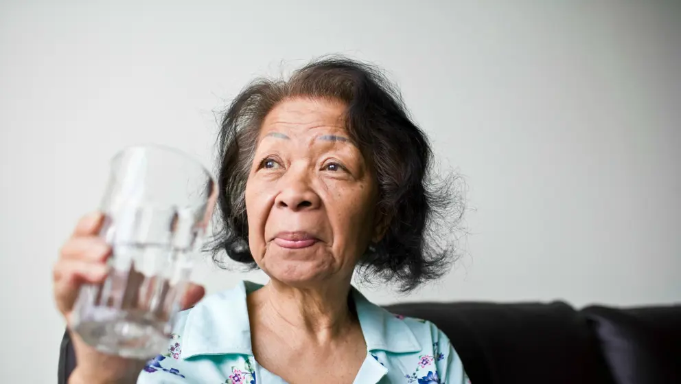  femme tenant un verre d'eau