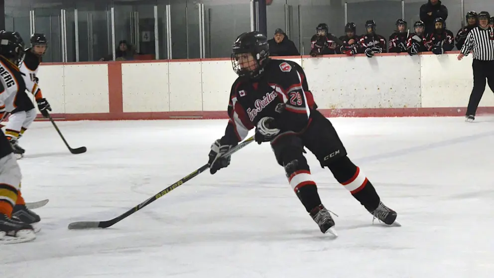  Tobey Lawson en train de jouer au hockey.