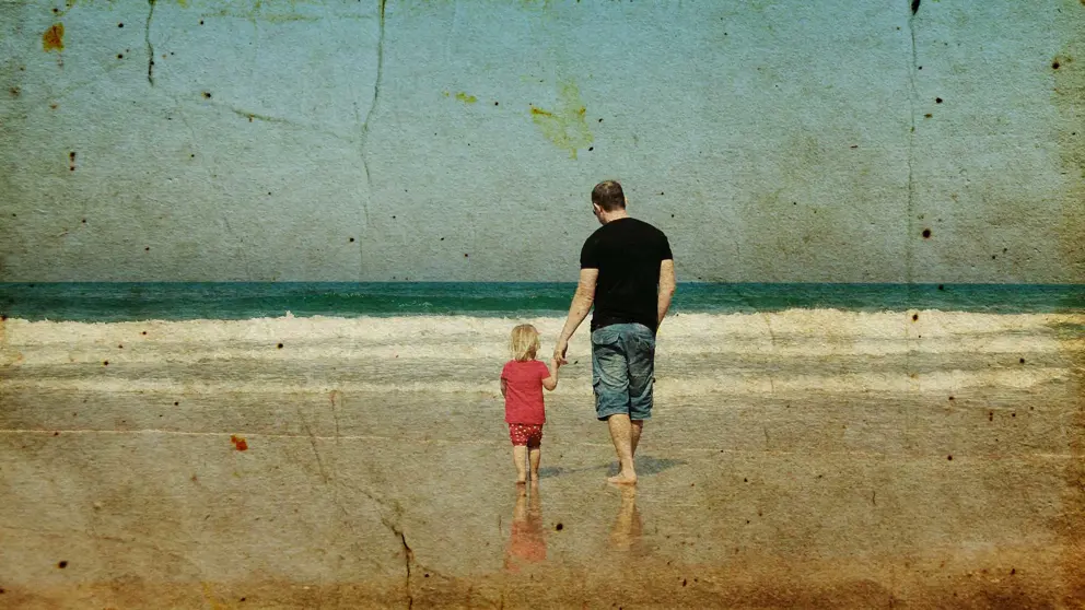 père et la fille sur la plage. Photos dans le style d'image ancienne