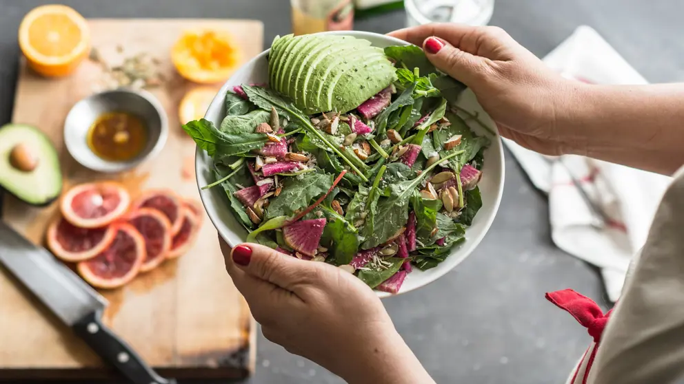 Femme tenant frais, salade verte