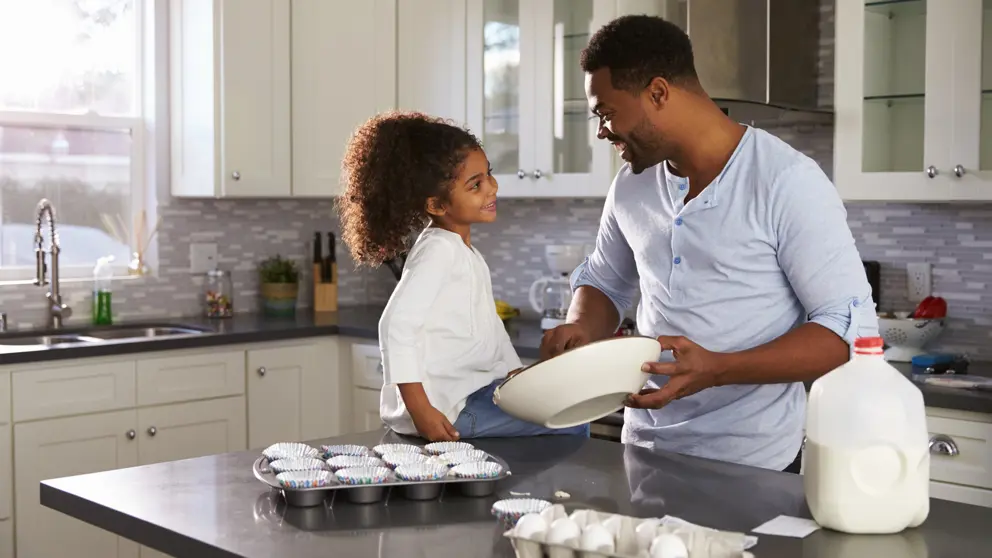 Père et fille de cuisson dans la cuisine