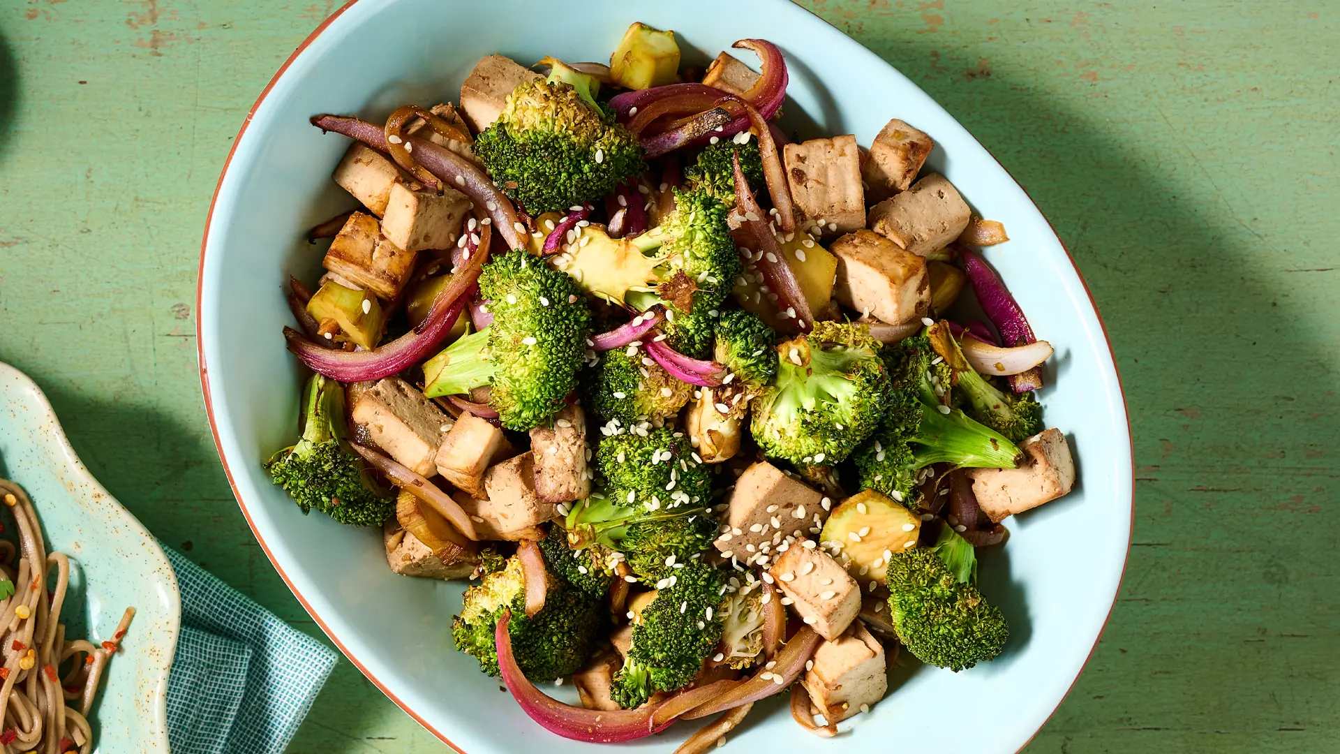 Tofu, brocolis et oignons dans un plat de service.