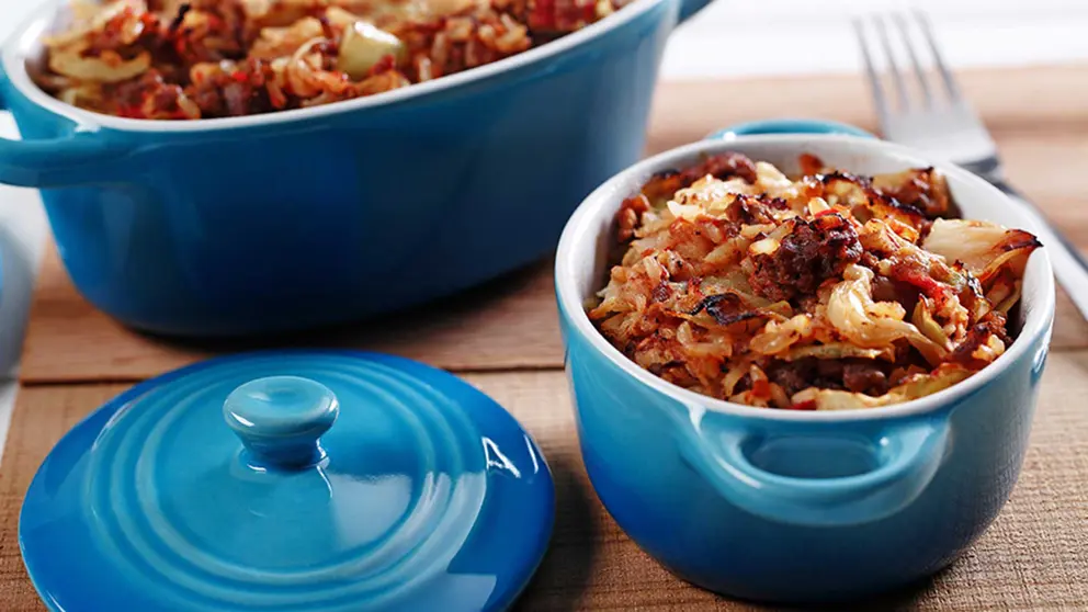 Casserole de cigares au chou dans un bol en céramique bleu