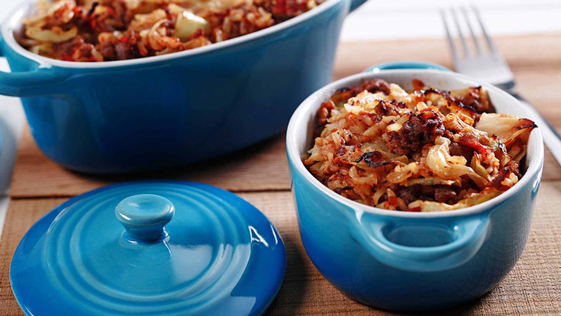 Casserole de cigares au chou dans un bol en céramique bleu