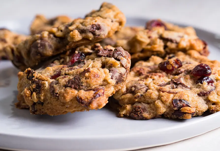 Des biscuits à l’avoine, au chocolat et aux canneberges sur un plat.