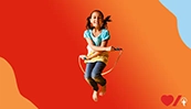 Une fille sautant à la corde dans les airs.